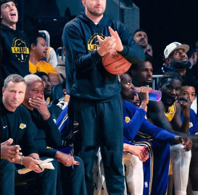 关于风云突变纽约尼克斯今夜主帅复盘詹姆斯连续三场比赛得分超过惊险取胜，哈登在TL比赛中绝杀直接炸裂的信息